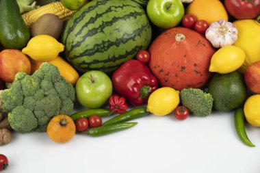 Spor konsepti beyaz arka planda spor yapmak için sağlıklı beslenme ve ekipman. 