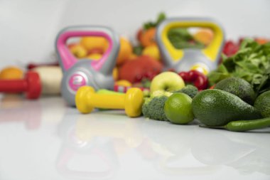 Spor konsepti beyaz arka planda spor yapmak için sağlıklı beslenme ve ekipman. 
