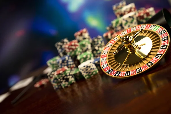 カジノのテーマ ギャンブルゲーム ルーレットとポーカーチップ上のカラフルなボケの背景 — ストック写真