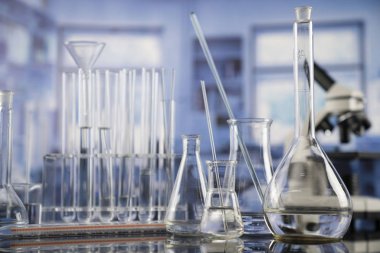 Modern bilimsel laboratuarı iç. Laboratuvar cam ve cam masa mikroskobunun.