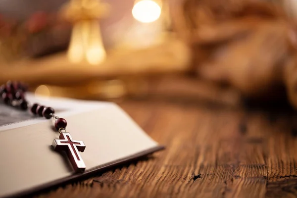 Καθολική Θρησκευτική Έννοια Καθολική Σύνθεση Συμβόλων Σταυρός Θηρίο Αγία Γραφή — Φωτογραφία Αρχείου