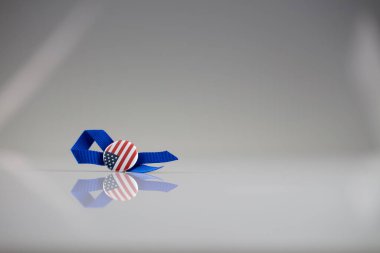 4 Temmuz. Bağımsızlık Günü konsepti. Rozet şeklinde Amerikan bayrağı.