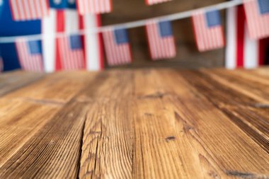 4 Temmuz. Bağımsızlık Günü konsepti. Tahta kırsal masada Amerikan bayrakları.