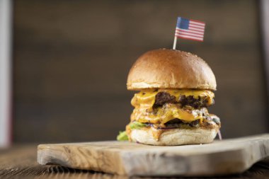 4 Temmuz kutlamaları. Amerikan bayrağı ve madalyaları. Köy ahşap masada hamburgerler.