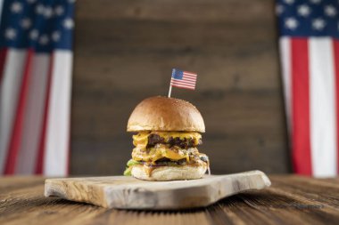 4 Temmuz kutlamaları. Amerikan bayrağı ve madalyaları. Köy ahşap masada hamburgerler.