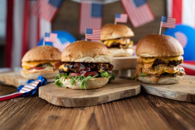 4 Temmuz kutlamaları. Amerikan bayrağı ve madalyaları. Köy ahşap masada hamburgerler.
