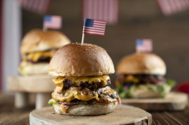 4 Temmuz kutlamaları. Amerikan bayrağı ve madalyaları. Köy ahşap masada hamburgerler.