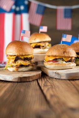 4 Temmuz kutlamaları. Amerikan bayrağı ve madalyaları. Köy ahşap masada hamburgerler.