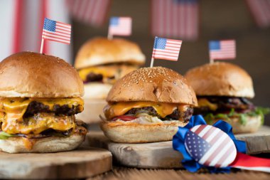 4 Temmuz kutlamaları. Amerikan bayrağı ve madalyaları. Köy ahşap masada hamburgerler.