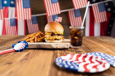4 Temmuz kutlamaları. Amerikan bayrağı ve madalyaları. Köy ahşap masada hamburgerler.