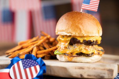 4 Temmuz kutlamaları. Amerikan bayrağı ve madalyaları. Köy ahşap masada hamburgerler.