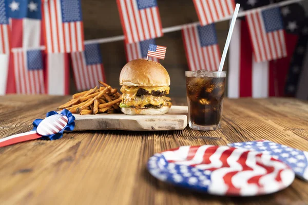 4 Temmuz kutlamaları. Amerikan bayrağı ve madalyaları. Köy ahşap masada hamburgerler.