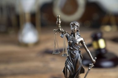 Avukatlık bürosu konsepti. Hukuk sembolleri: tokmak, ölçek ve Themis heykeli.