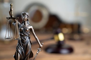 Avukatlık bürosu konsepti. Hukuk sembolleri: tokmak, ölçek ve Themis heykeli.