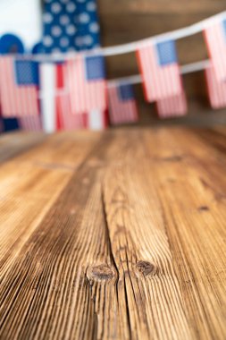 4 Temmuz 'da. Bağımsızlık Günü konsepti. Tahta kırsal masada Amerikan bayrakları.