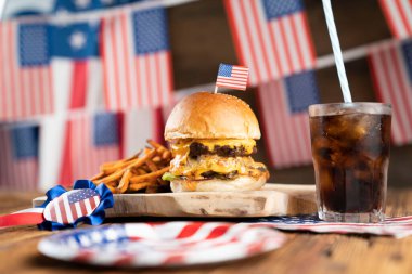4 Temmuz kutlamaları. Amerikan bayrağı ve madalyaları. Köy ahşap masada hamburgerler.