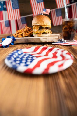 4 Temmuz kutlamaları. Amerikan bayrağı ve madalyaları. Köy ahşap masada hamburgerler.