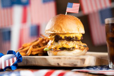 4 Temmuz kutlamaları. Amerikan bayrağı ve madalyaları. Köy ahşap masada hamburgerler.
