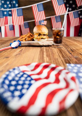 4 Temmuz kutlamaları. Amerikan bayrağı ve madalyaları. Köy ahşap masada hamburgerler.