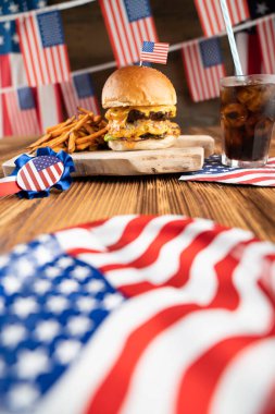 4 Temmuz kutlamaları. Amerikan bayrağı ve madalyaları. Köy ahşap masada hamburgerler.