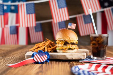 4 Temmuz kutlamaları. Amerikan bayrağı ve madalyaları. Köy ahşap masada hamburgerler.