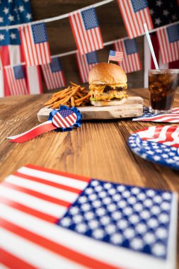 4 Temmuz kutlamaları. Amerikan bayrağı ve madalyaları. Köy ahşap masada hamburgerler.