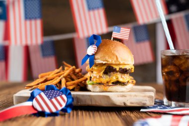 4 Temmuz kutlamaları. Amerikan bayrağı ve madalyaları. Köy ahşap masada hamburgerler.