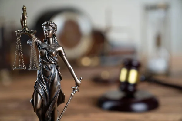 Koncepcja Biura Prawnika Kompozycja Symboli Prawa Młotek Skala Posąg Themis — Zdjęcie stockowe