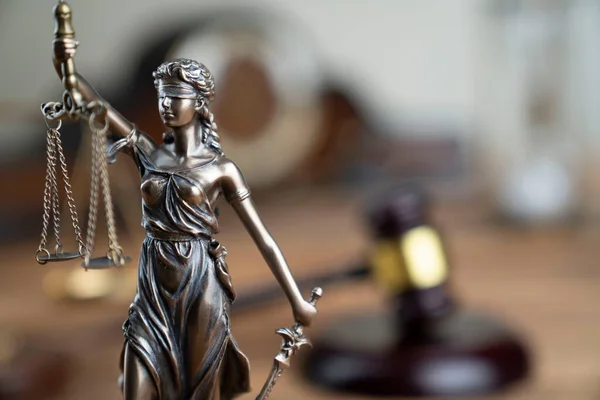 Έννοια Δικηγορικού Γραφείου Σύνθεση Συμβόλων Νόμου Gavel Scale Και Άγαλμα — Φωτογραφία Αρχείου