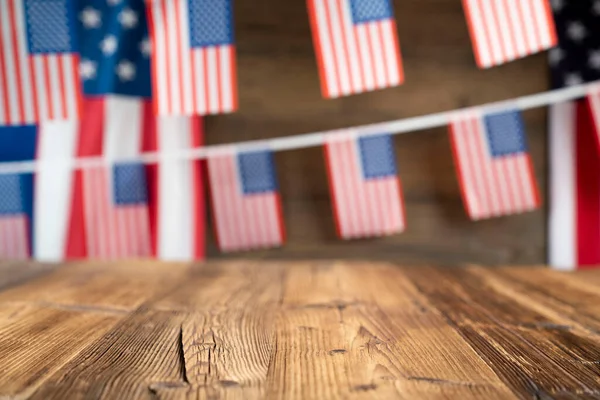 7月4日独立日的概念 美国国旗在木制的乡村桌子上 — 图库照片
