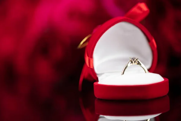 Concepto Romántico Del Día Anillos Boda Acostados Sobre Una Mesa — Foto de Stock