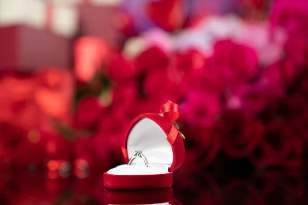 Romantic Day Concept Wedding Rings Lying Shining Table Red Roses — Stock Photo, Image