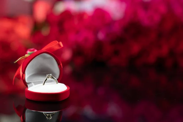 Romantisches Tageskonzept Trauringe Liegen Auf Leuchtendem Tisch Auf Rotem Rosen — Stockfoto