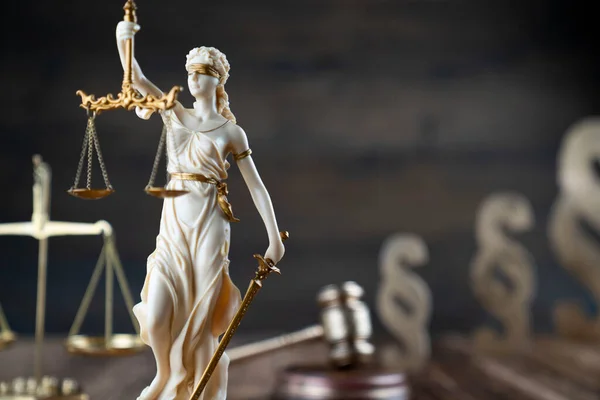 Law Symbols Composition Themis Statue Judges Gavel Scale Justice Rustic — Stock Photo, Image