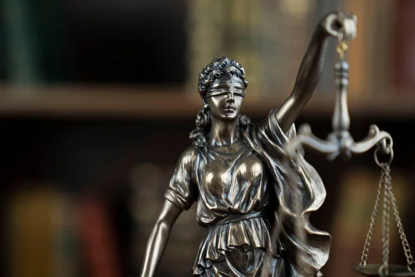 Temat Prawa Komnata Sędziowska Posąg Brązowym Biurku Kolekcja Książek Prawniczych — Zdjęcie stockowe