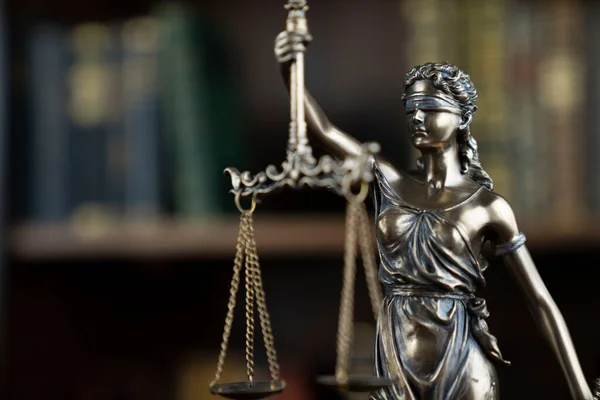 法律主题 法官室 这个雕像在褐色的闪亮的桌子上 书架上法律书籍的收藏 — 图库照片