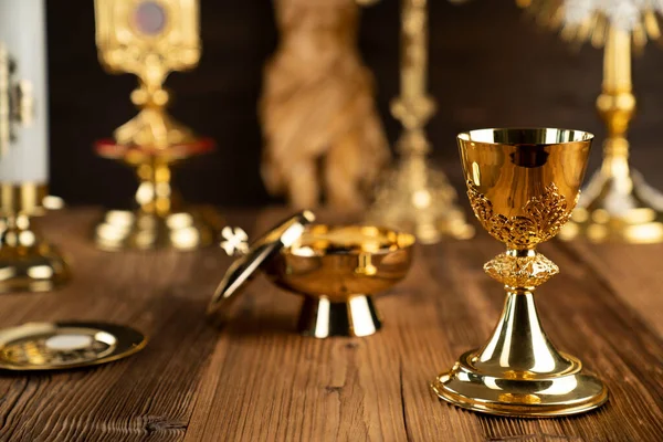 Katolska Religionssymboler Korset Monstransen Jesus Figur Bibeln Och Gyllene Kalk — Stockfoto