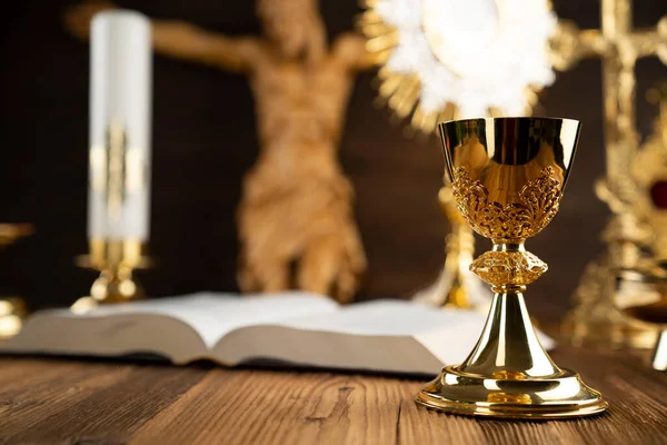 Katolické Náboženské Symboly Kříž Monstrance Ježíšova Postava Bible Svatá Kalich — Stock fotografie