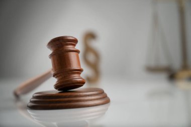 Hukuk ve adalet kavramı. Gavel, ölçek ve beyaz arkaplanda kum saati.