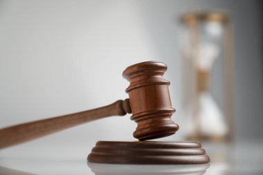 Hukuk ve adalet kavramı. Gavel, ölçek ve beyaz arkaplanda kum saati.