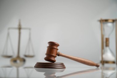 Hukuk ve adalet kavramı. Gavel, ölçek ve beyaz arkaplanda kum saati.