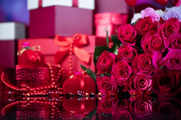 Conceito Dia Casamento Grande Buquê Rosas Caixas Com Presentes Casamento — Fotografia de Stock
