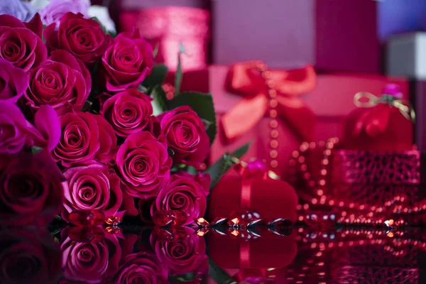 Conceito Dia Casamento Grande Buquê Rosas Caixas Com Presentes Casamento — Fotografia de Stock