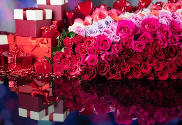 Concepto Del Día Boda Gran Ramo Rosas Cajas Con Regalos —  Fotos de Stock