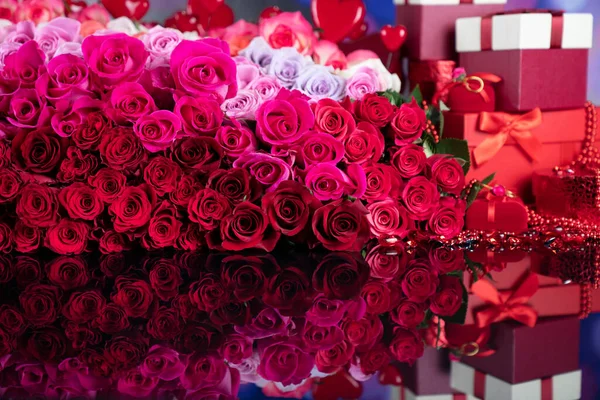 Concepto Del Día Boda Gran Ramo Rosas Cajas Con Regalos —  Fotos de Stock