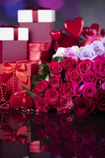 Koncept Svatebního Dne Velká Kytice Růží Krabic Svatebními Dary Skleněném — Stock fotografie