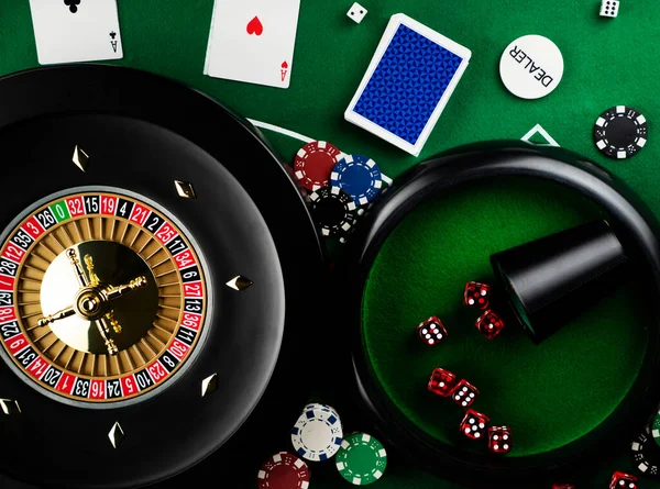 赌场主题 接近轮盘赌 红色和黑色数字 后台堆积如山的芯片 — 图库照片
