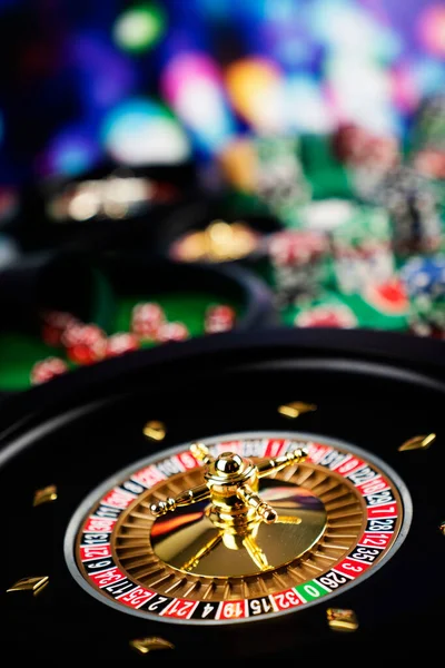 Kumarhane teması, ruleti kapat, kırmızı ve siyah numaralar. Arkaplanda çip yığını.