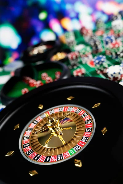 Kumarhane teması, ruleti kapat, kırmızı ve siyah numaralar. Arkaplanda çip yığını.