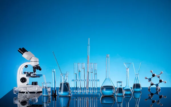 科罗纳威斯流行病主题 有关快速弧菌试验和抗弧菌疫苗的科学研究 蓝色背景下的波束 显微镜和试管 — 图库照片